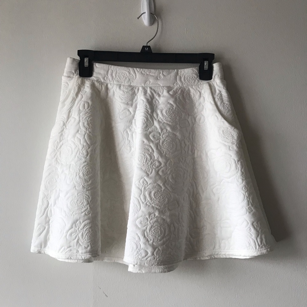 ✨Textured Puff Rose A-Line White Skirt WITH POCKETS !!✨